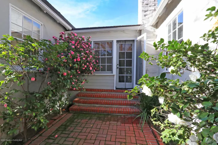 MLS_24_SidePatio