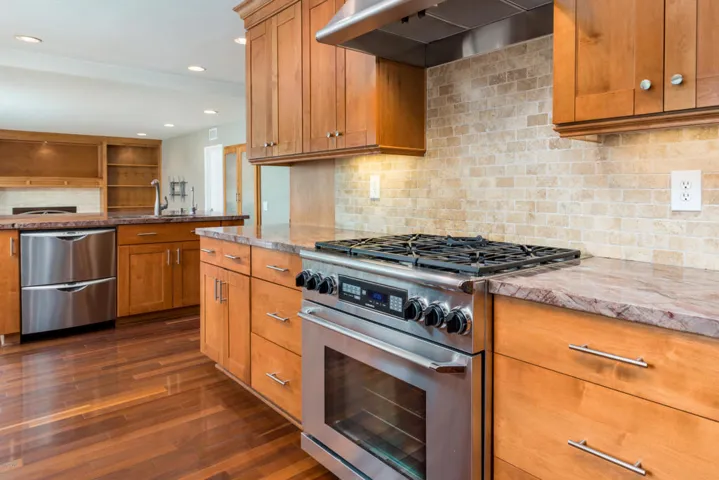 Stunning Counter Tops and Backsplash