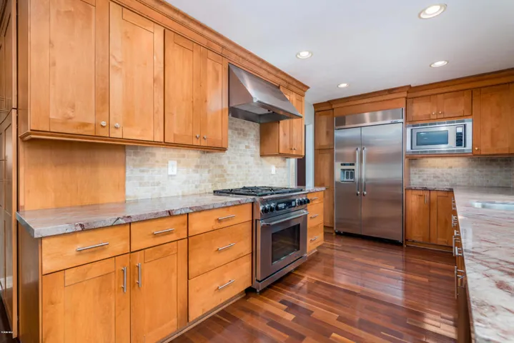 Plenty of Cabinets