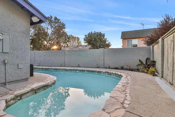015_Sparkling Pool