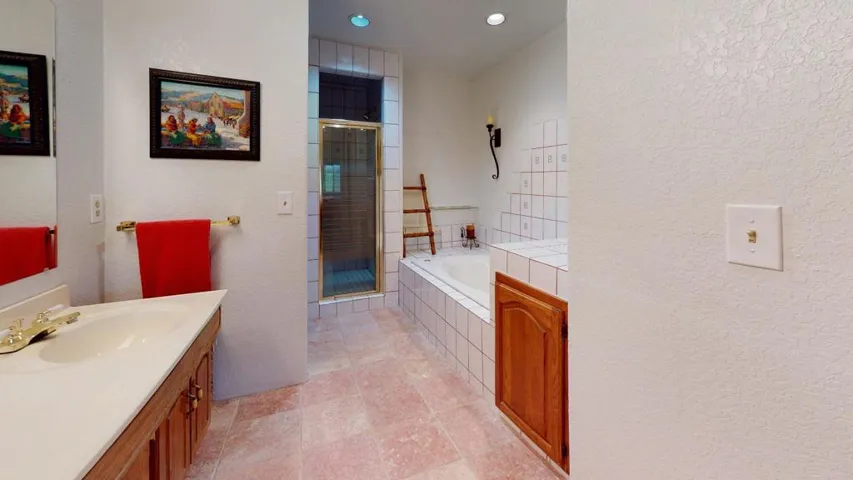 9025-Clubhouse-Dr-Cleo-Bathroom