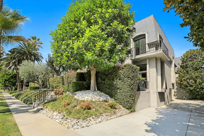 Drive way entrance corner unit
