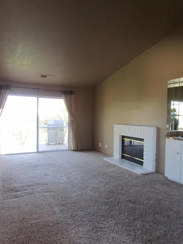Living Room w Gas Log Fireplace