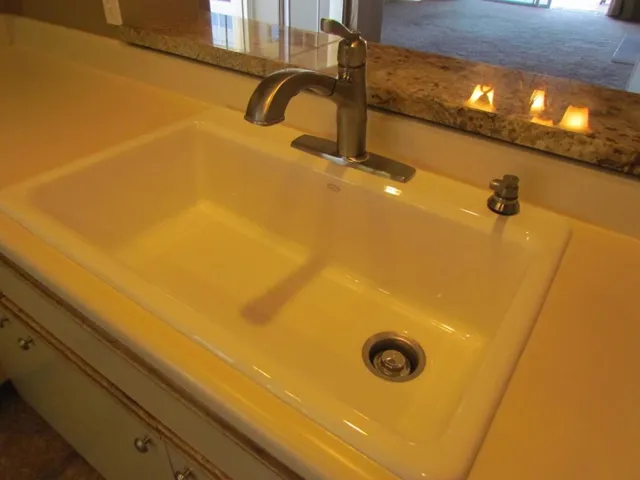 Large Sink, Pull-Out Faucet