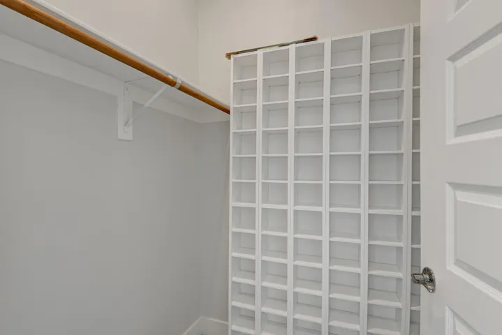 036 DEN WALK IN CLOSET MLS