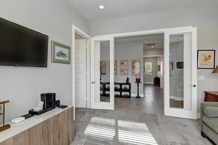032 OFFICE DEN OUT MLS