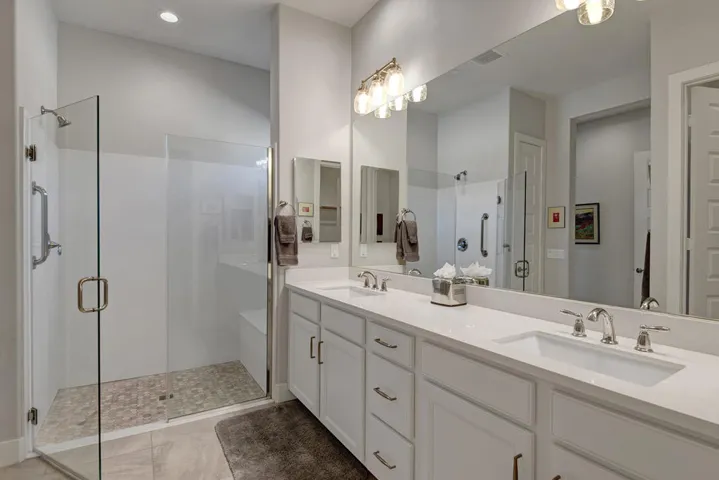 045 PRIMARY BATHROOM ANGLED MLS