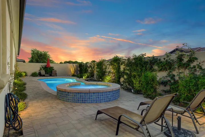 075 CHAISES TO SPA AND POOL NIGHT MLS