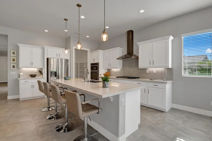015 KITCHEN ANGLED MLS