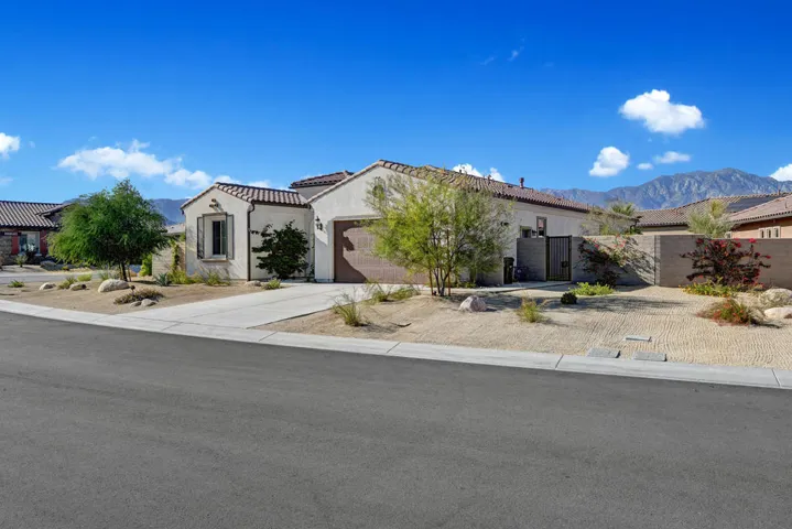 070 FRONT OF HOUSE ANGLED TO MOUNTAINS M