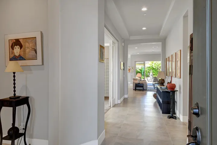010 ENTRY HALL DETAIL MLS