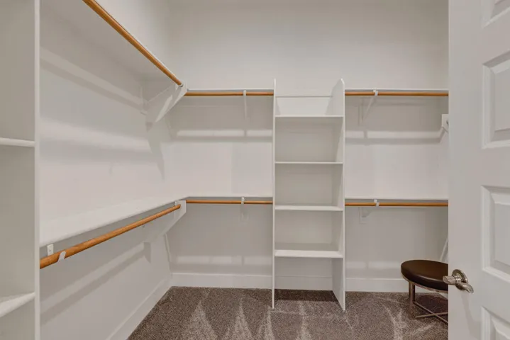 048 PRIMARY WALK IN CLOSET MLS