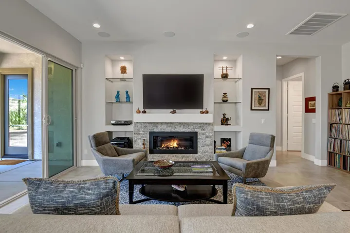 026 LIVING ROOM FIREPLACE MLS