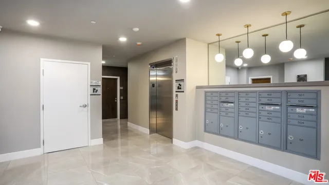 909 S Le Doux Road 203, Los Angeles, California 90035