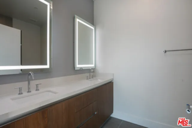 909 S Le Doux Road 203, Los Angeles, California 90035