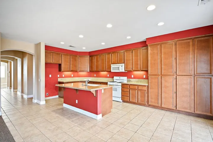Kitchen/eating area 2