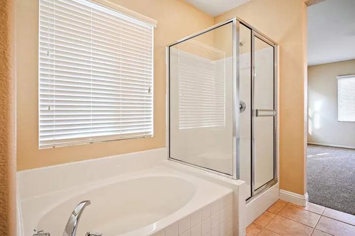 Tub/shower enclosure