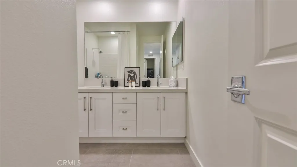 Second bath with dual sinks and tub/shower combo.