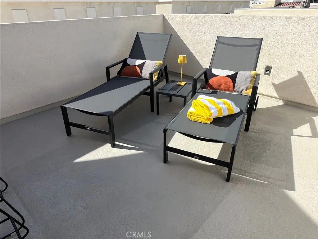 SkyLoft - roof top deck with panoramic views; ocean, city and mountains.