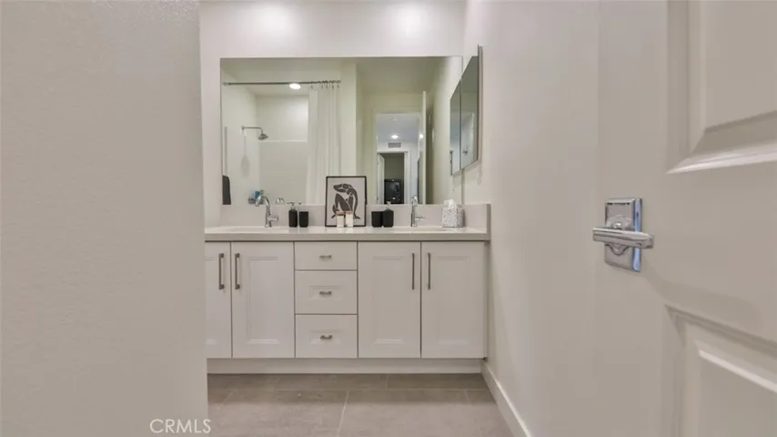 Second bath with dual sinks and tub/shower combo.