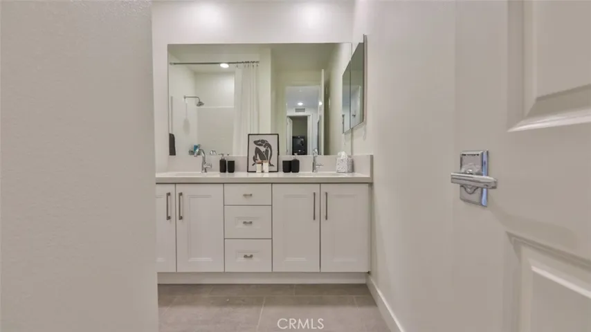 Second bath with dual sinks and tub/shower combo.