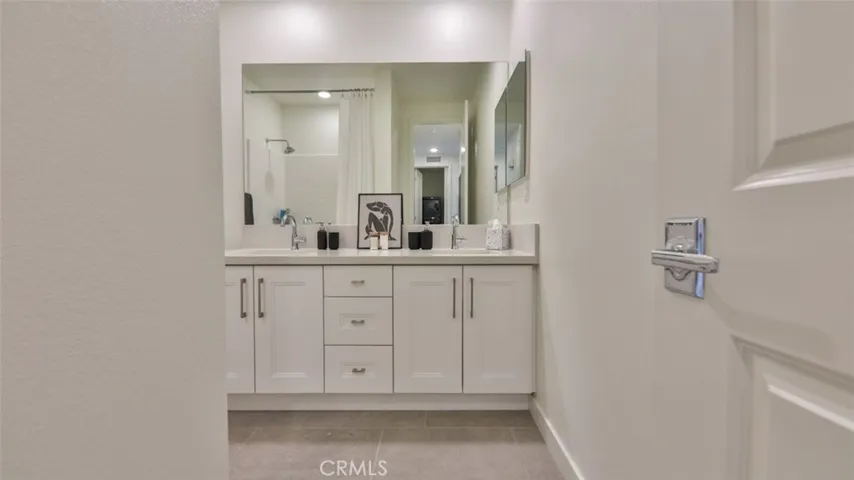 Second bath with dual sinks and tub/shower combo.