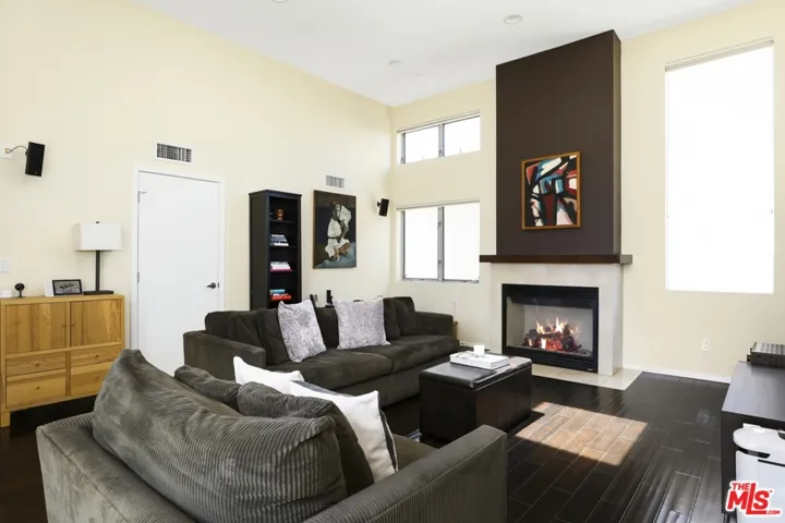 Living Rm w/ 0ft ceilings