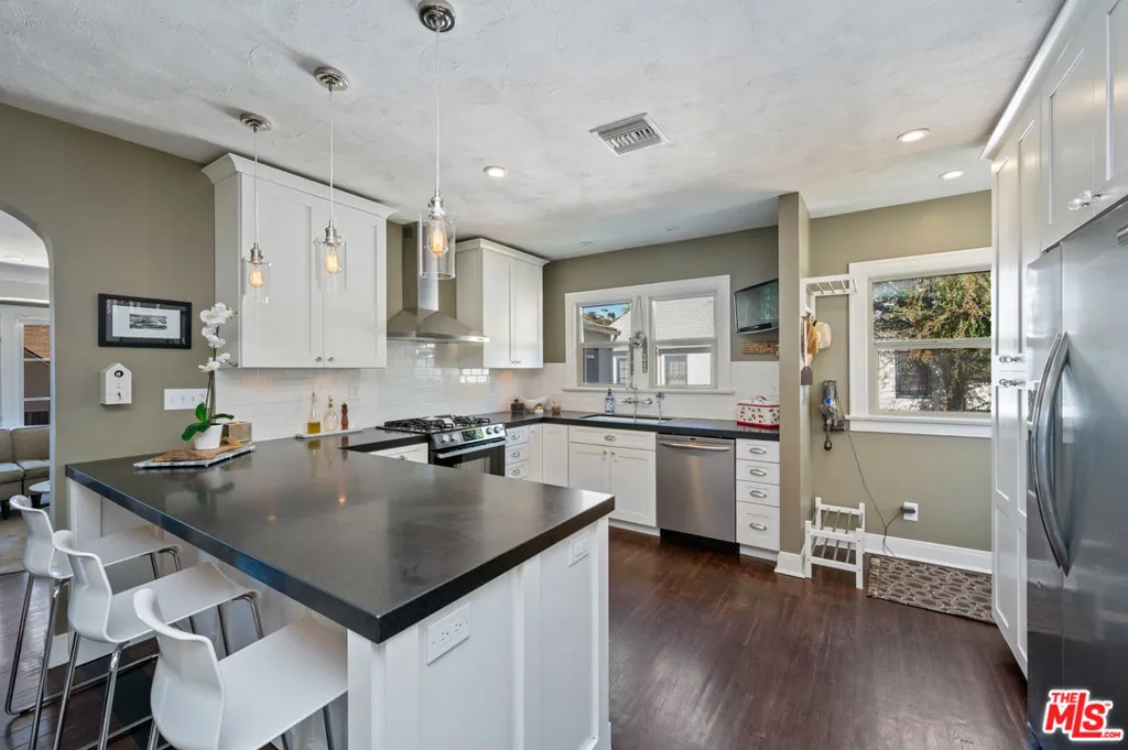 2146 Beachwood Terrace, Los Angeles, California 90068 home-pic-9