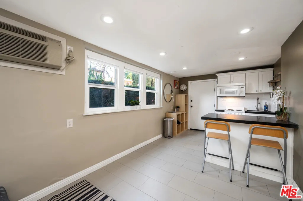 2146 Beachwood Terrace, Los Angeles, California 90068 home-pic-40