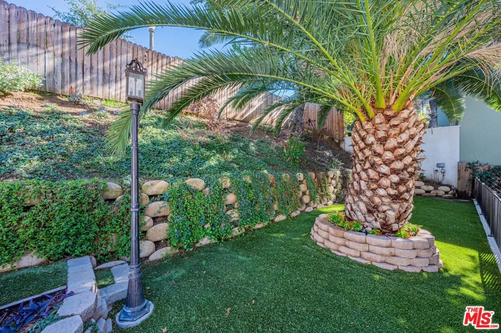 2146 Beachwood Terrace, Los Angeles, California 90068 home-pic-2