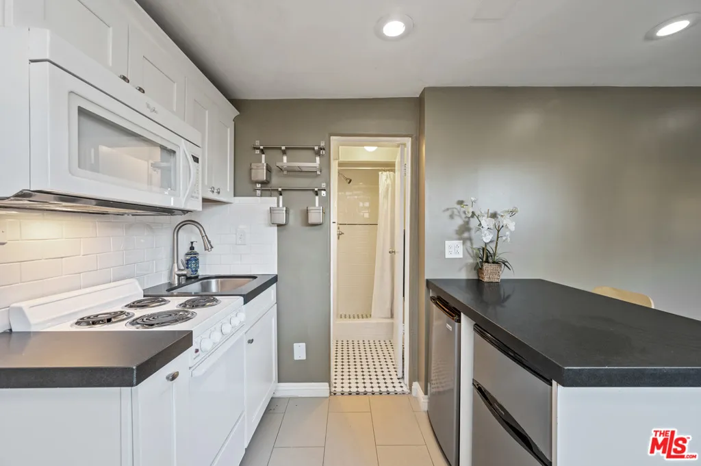 2146 Beachwood Terrace, Los Angeles, California 90068 home-pic-42
