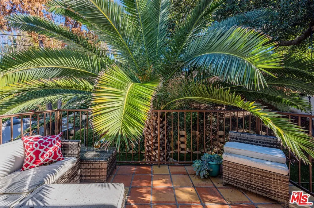 2146 Beachwood Terrace, Los Angeles, California 90068 home-pic-25