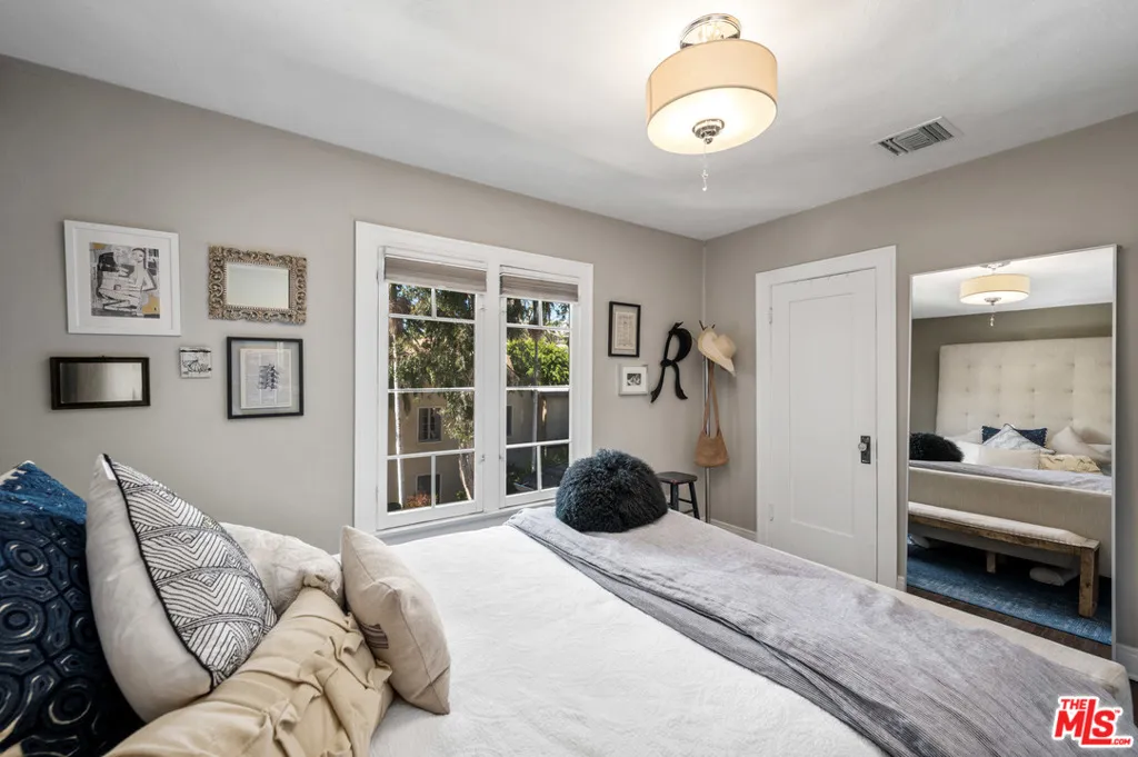2146 Beachwood Terrace, Los Angeles, California 90068 home-pic-13