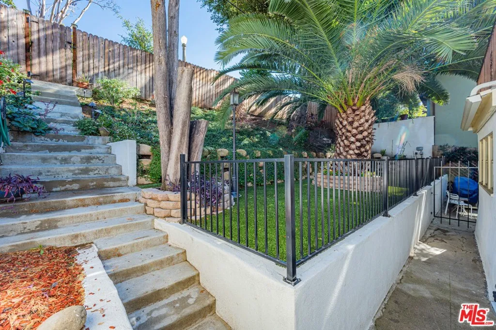 2146 Beachwood Terrace, Los Angeles, California 90068 home-pic-35