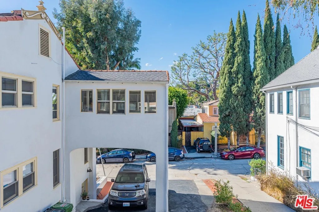 2146 Beachwood Terrace, Los Angeles, California 90068 home-pic-44