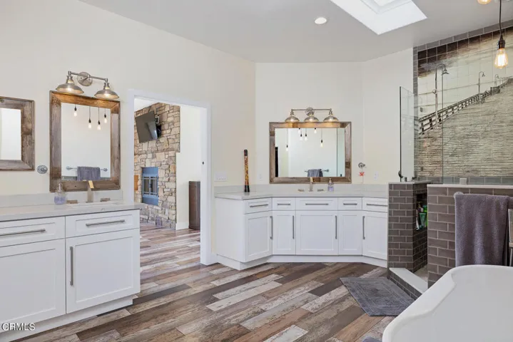 1874 Terrace Dr-028-043-Master Bath-MLS_