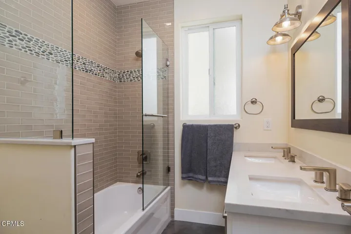 1874 Terrace Dr-046-050-Bathroom-MLS_Siz