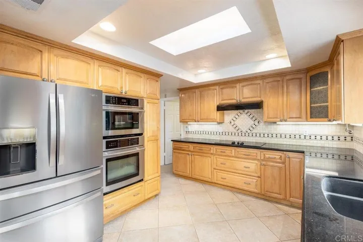 Gorgeous kitchen cabinetry with newer appliances!