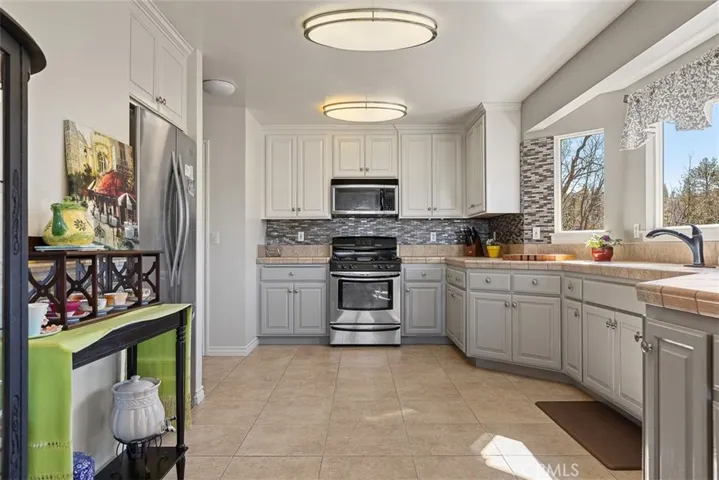 1302 Calgary Drive, Lake Arrowhead, California 92352