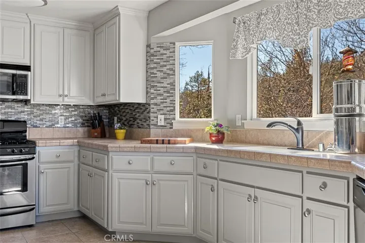 1302 Calgary Drive, Lake Arrowhead, California 92352