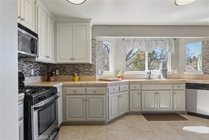1302 Calgary Drive, Lake Arrowhead, California 92352