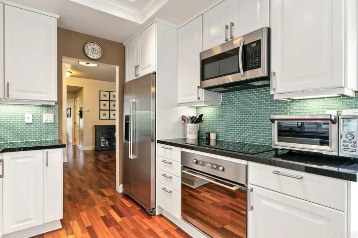 2437 Summerhill Drive, Encinitas, California 92024