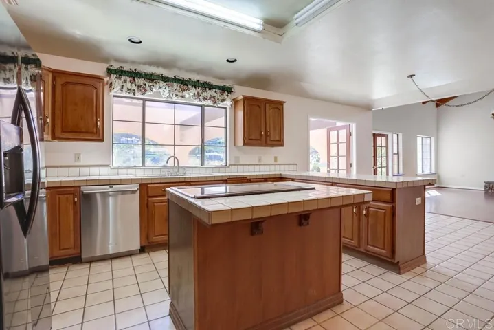 2448 Flametree Road, Vista, California 92084
