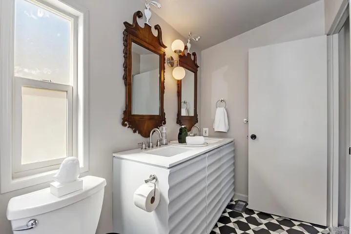 196 Mercury #024_Main Bathroom 03-01-21