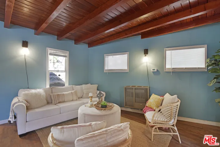 Sitting area or make it rd