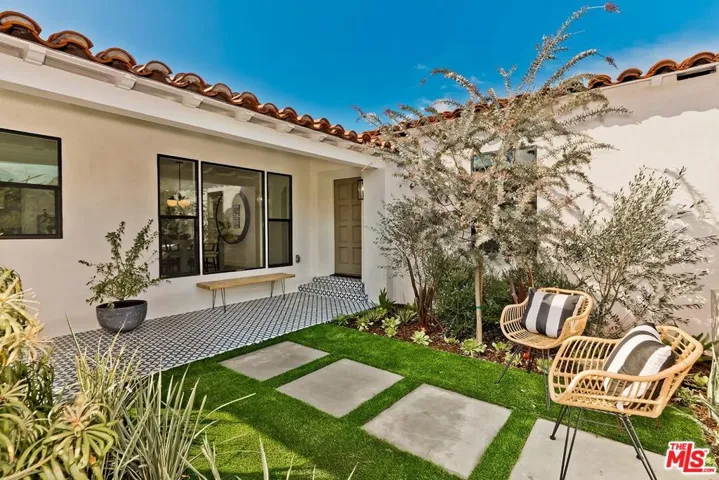 Relaxing front courtyard lanai - perfect to meet neighbors