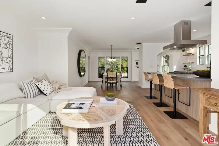 Family room - reverse angle