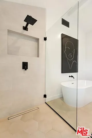Zero edge shower wi rain shower head