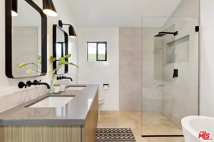 Master ba - double sinks