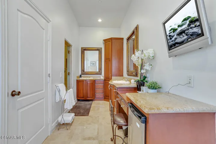 8404 Waters Rd-12